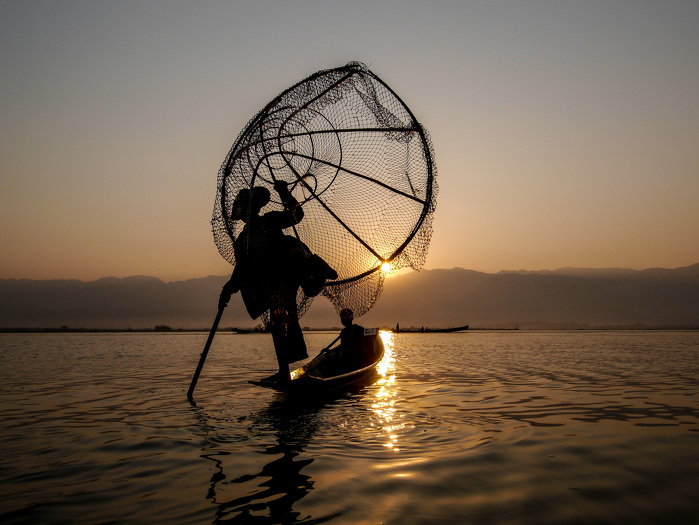 Intha fishermen use a one-leg rowing technique at work in Inle Lake. It is estimated that aquaculture and fisheries in Myanmar directly employ more than 3 million people and that between 12 and 15 million people benefit from the sector. ADB Flickr